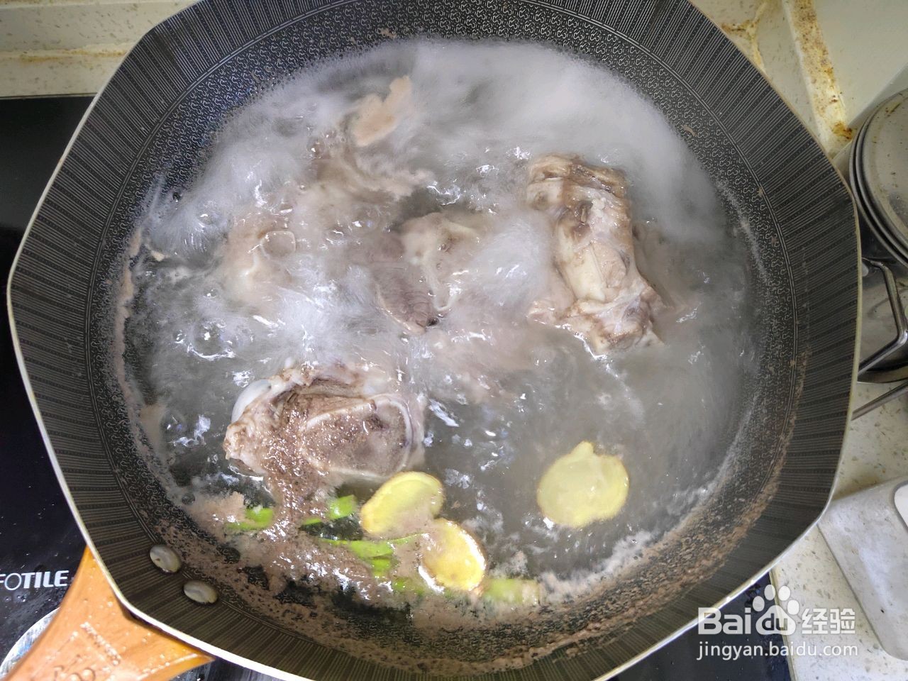 骨头炖酸菜的做法