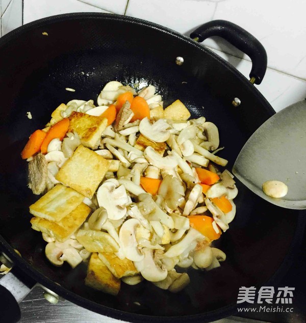 营养丰富又简单的菌菇煲