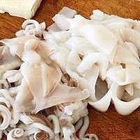 怎么做酱油鱿鱼炖豆腐？