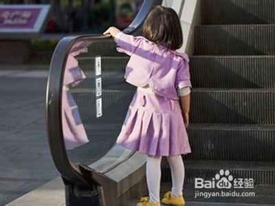 带小孩乘电梯(自动扶梯)时要注意哪些危险