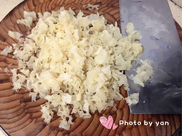 桃胶皂角米蔓越莓银耳桂圆羹
