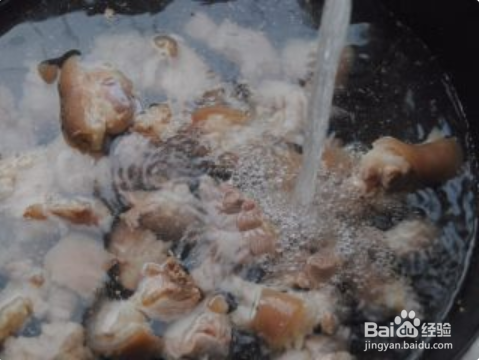 制作莲藕猪蹄汤