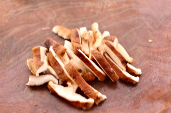 芹菜香菇北极虾小炒