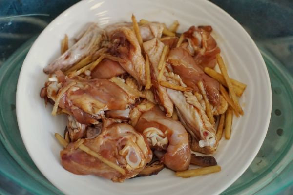 广式腊味滑鸡煲仔饭