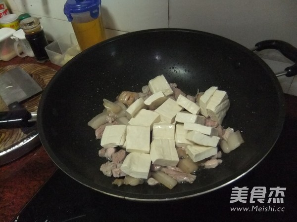五花肉焖豆腐