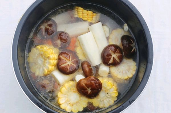 山药香菇玉米土鸡汤