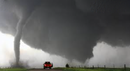 龙卷风来临时在室外如何避险