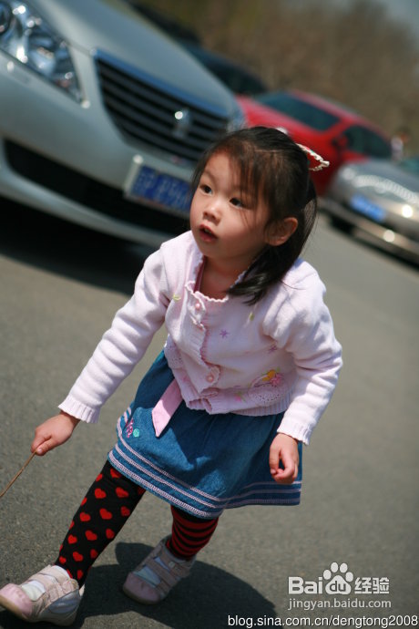 朝阳公园寻春的小孩