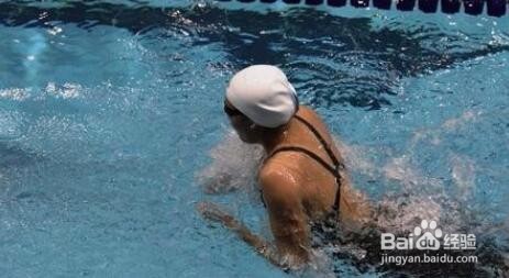 如何学会蛙泳