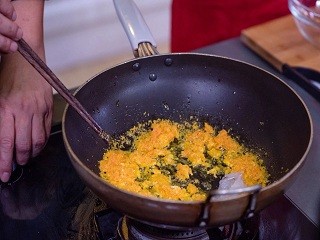 蟹黄豆腐煲怎么做？