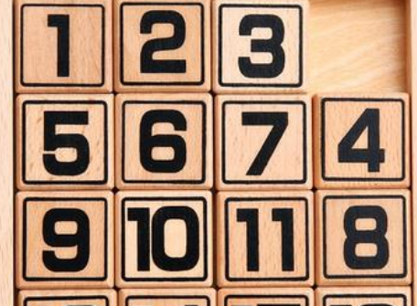 和小朋友一起玩华容道游戏,说一说你有什么发现