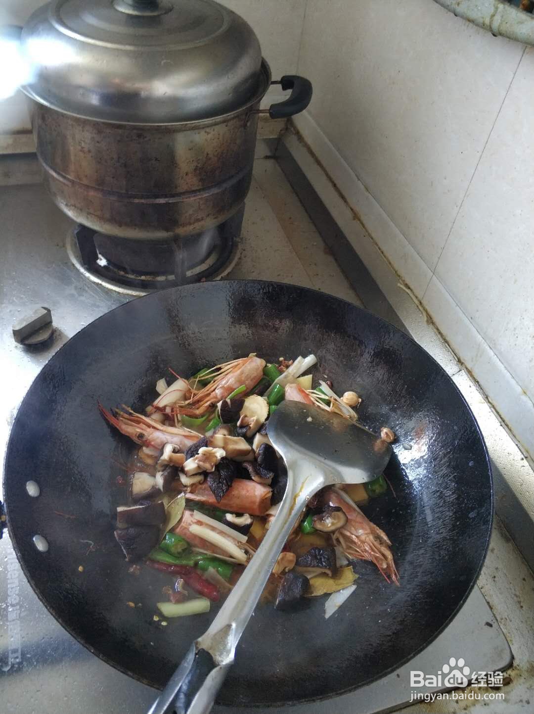 家庭版香菇炒大虾的做法