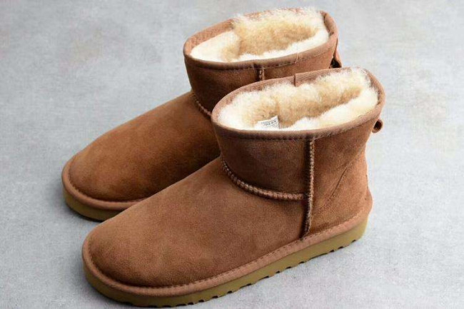 为什么有的ugg后面两个g一样大,有的却一大一小