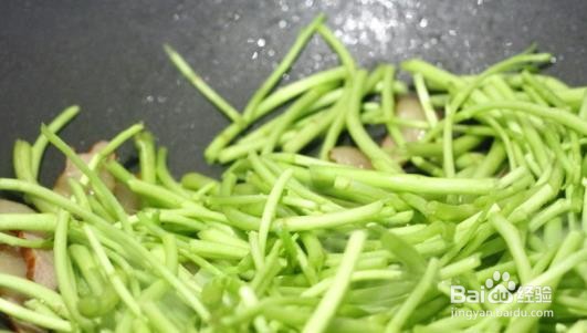 腊肉炒泥蒿的做法