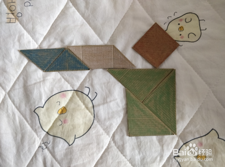 用九巧板怎么拼一个看万花筒的小朋友呢?