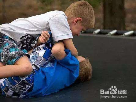 小孩攻击性行为的原因与应对方法