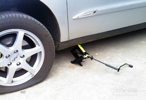 冬季驾车出行 检查轮胎很重要