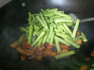 食补佳品四季豆炒瘦肉的做法