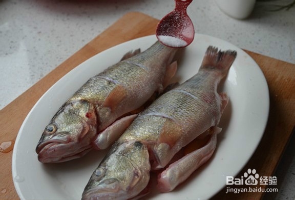 如何做出新鲜美味的清蒸鲈鱼?