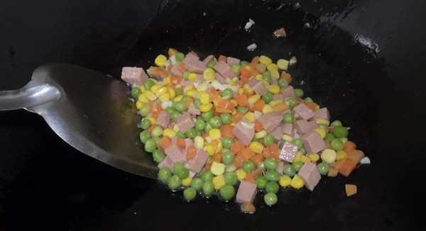 午餐肉炒时蔬粒