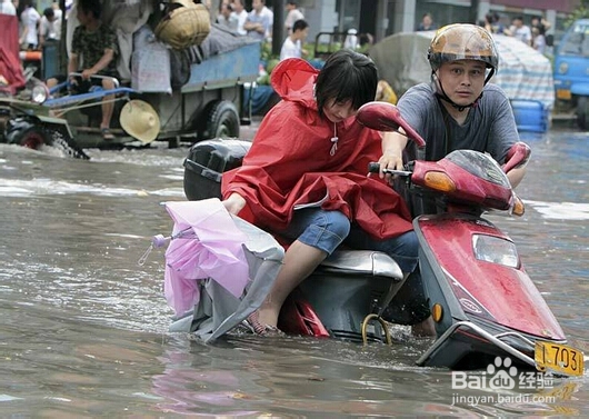 夏季外出遇到暴雨时该怎么办？