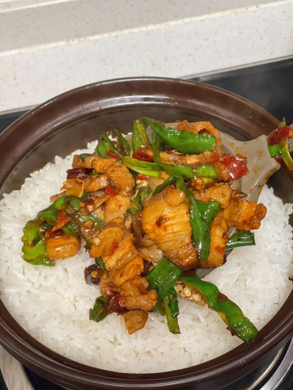 青椒平菇炒肉盖浇饭