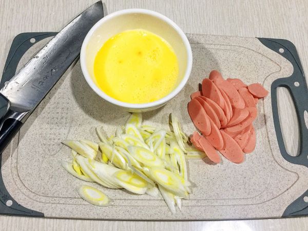 火腿肠黑木耳炒蛋