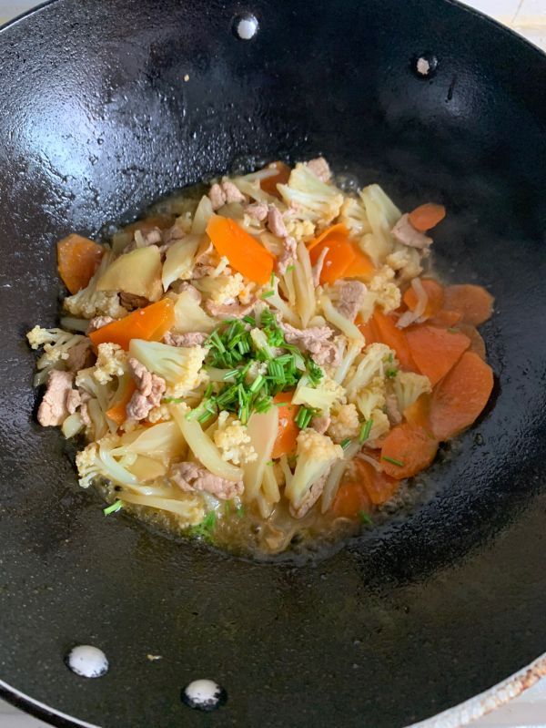 花菜胡萝卜炒肉片