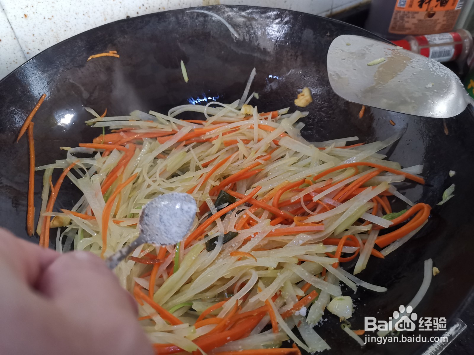 芹菜胡萝卜炒土豆丝的做法