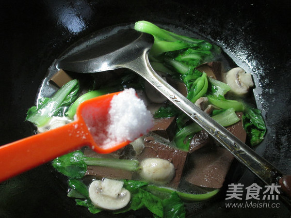 鸡毛菜蘑菇煮鸭血