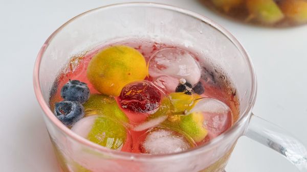 雪碧青桔蔓越莓饮