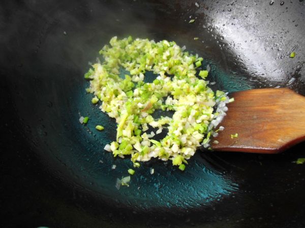 虾仁脆肠焖红米饭