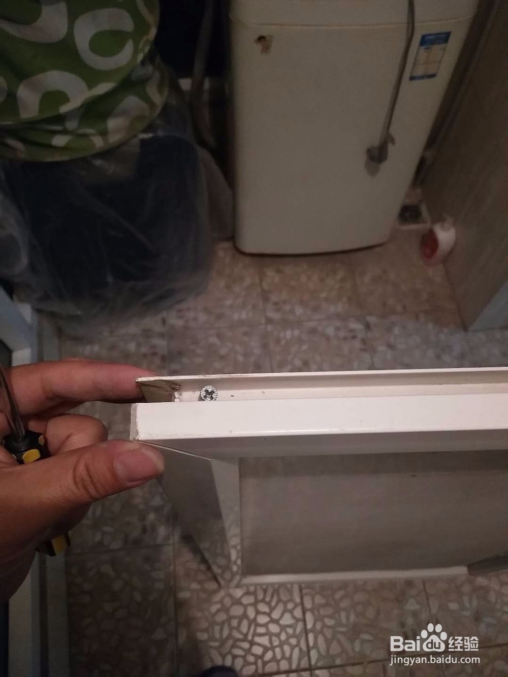 塑钢窗纱窗时间久了,拉开容易脱轨