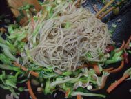 培根杂蔬炒米粉的做法