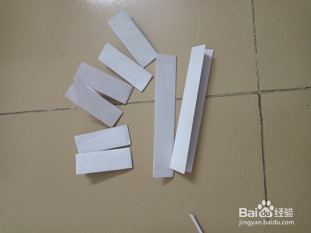 小时的玩具纸手枪