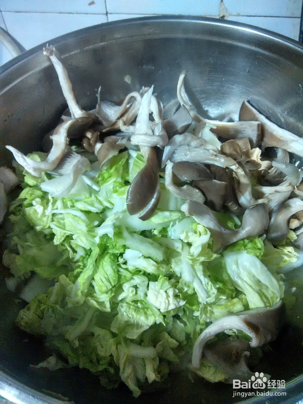 平菇炒香肠白菜