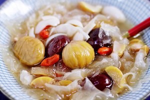 美食汤羹--补品板栗银耳百合汤