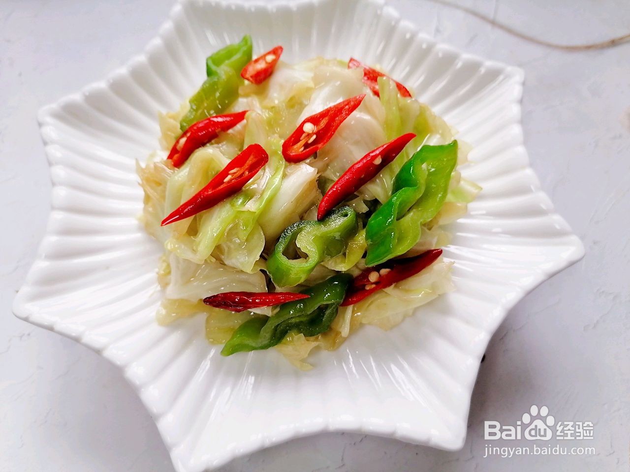 双椒手撕包菜的做法