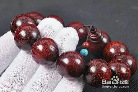 把玩小叶紫檀手串的方法