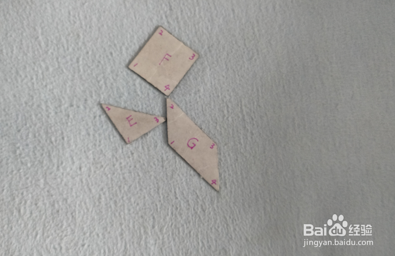 用七巧板怎样拼一个坐船上的女游客