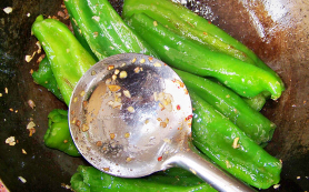 原汁虎皮烧辣椒的做法