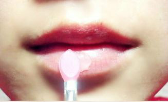 如何去除嘴唇上的干皮,保持口唇湿润