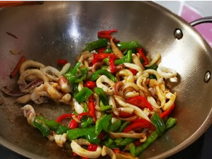 辣炒鱿鱼圈的简单做法