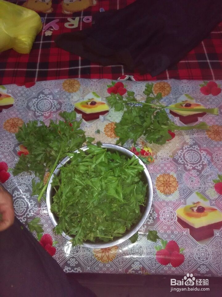 芹菜叶子更好吃啊,凉拌芹菜叶