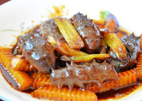 金葱土豆烧海参