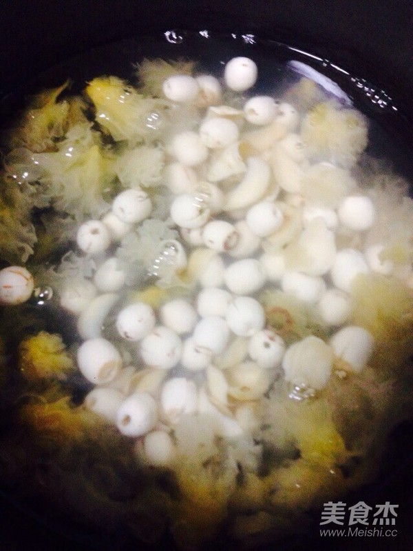 香蕉火龙果红枣莲子百合银耳汤