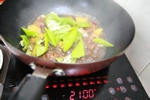 新疆大盘鸡的做法