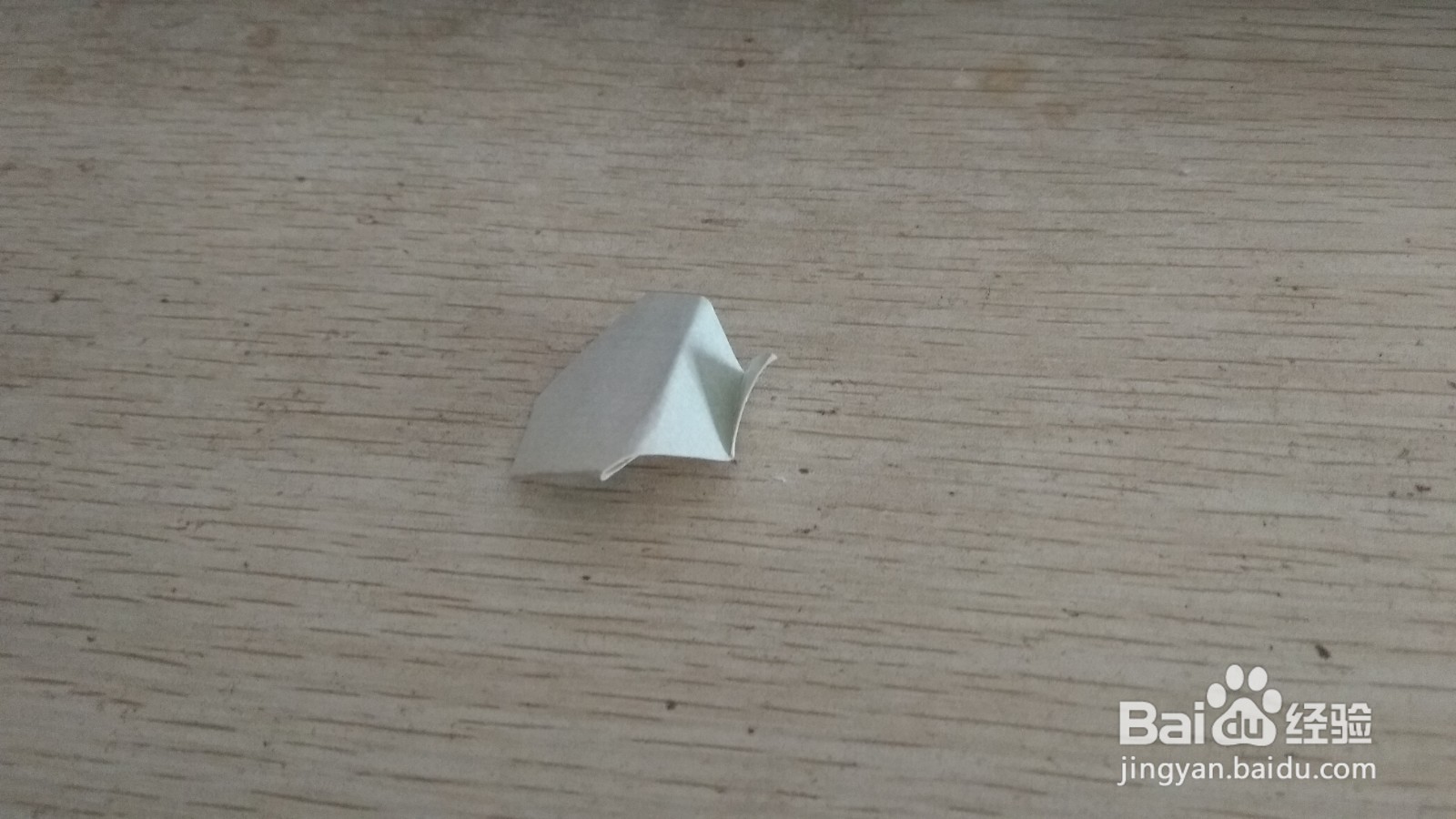 如何用一个三角形硬卡纸做简易的中性笔的支架