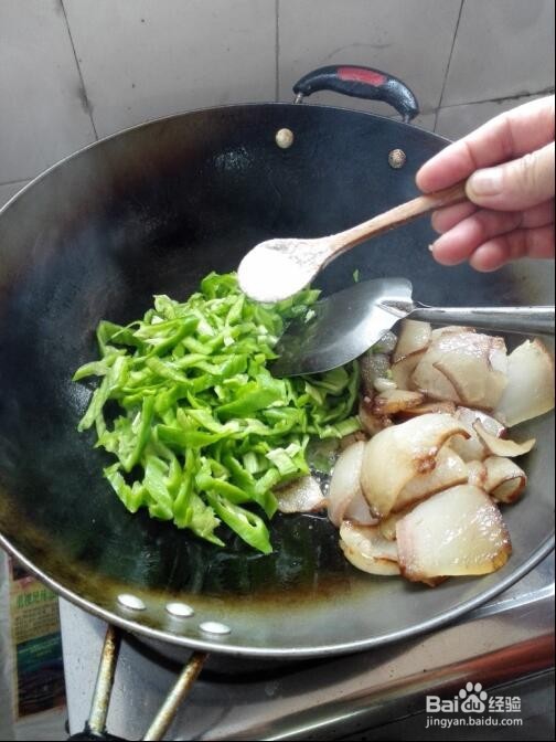 辣椒炒肥肉的做法