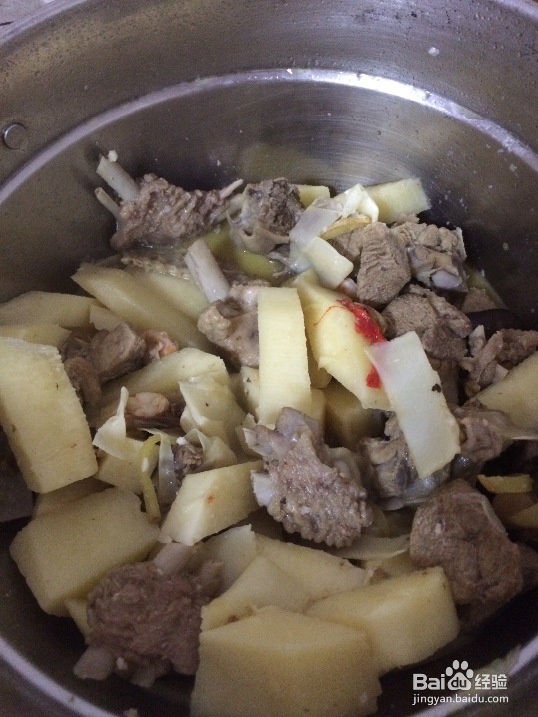 竹笋炖鸭肉的做法